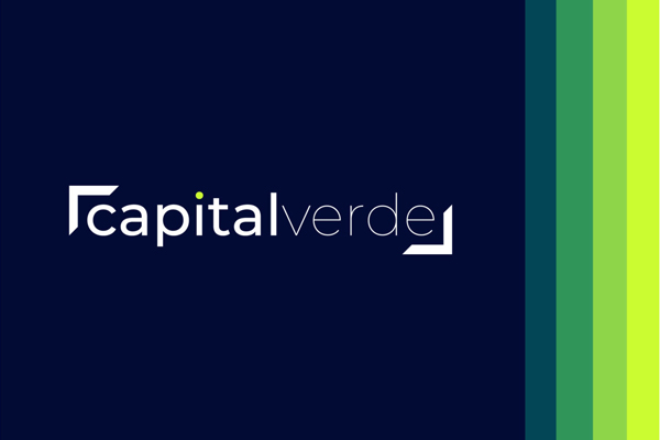 Imagem  com fundo azul, com o nome Capital verde no meio.